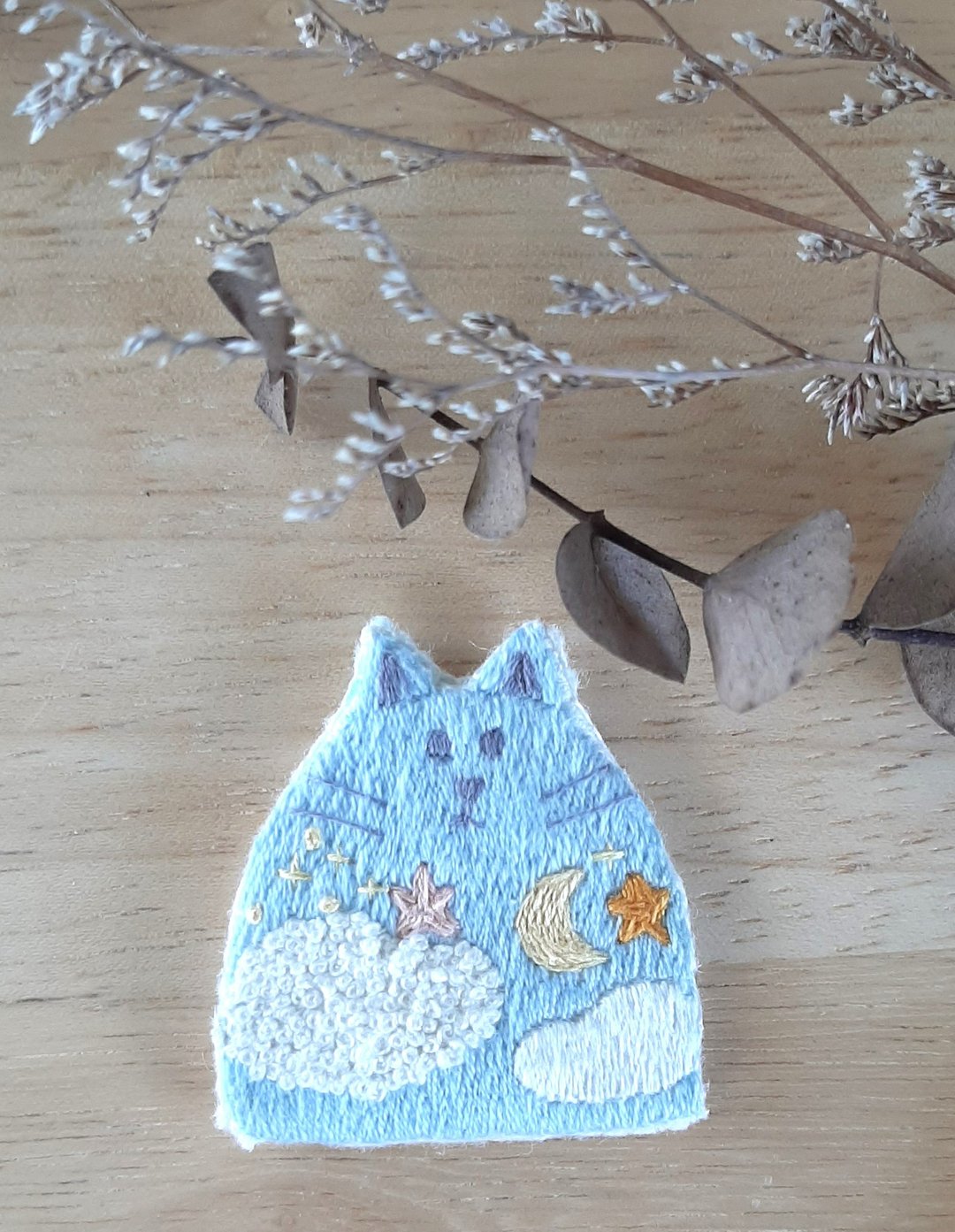 猫咪悠游天空刺绣徽章 - 胸针 - 绣线 多色