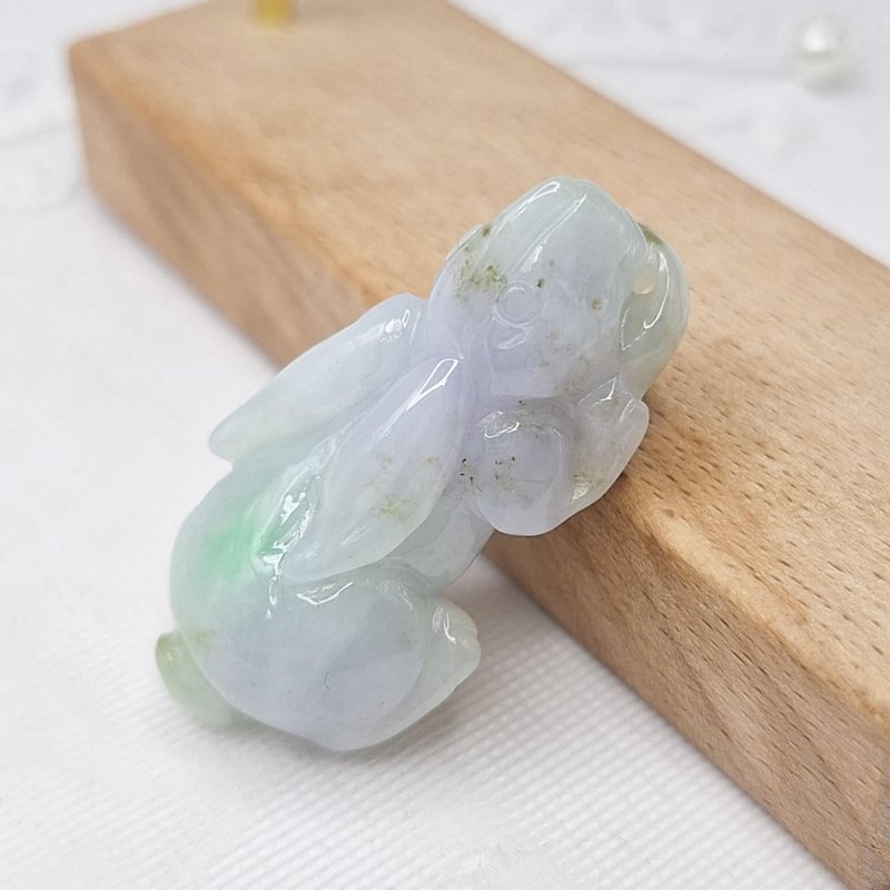 温润三彩手工雕刻小兔子吊坠 | 天然缅甸玉A货翡翠 - 项链 - 玉石 