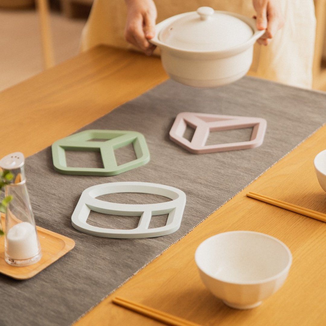 EASY KITCHEN 3D立体硅胶隔热垫(圆柱/方块/三角) - 餐垫/桌巾 - 硅胶 多色