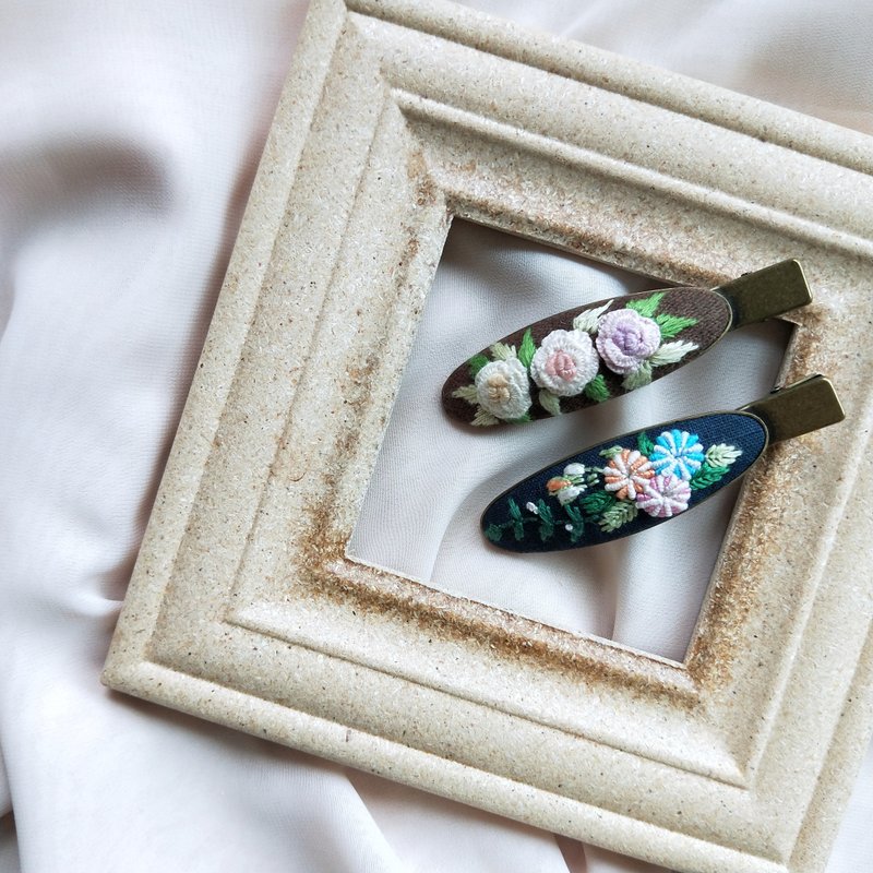 Un Jess Cadeau/青古铜典雅刺绣发夹/两色 - 发饰 - 绣线 多色