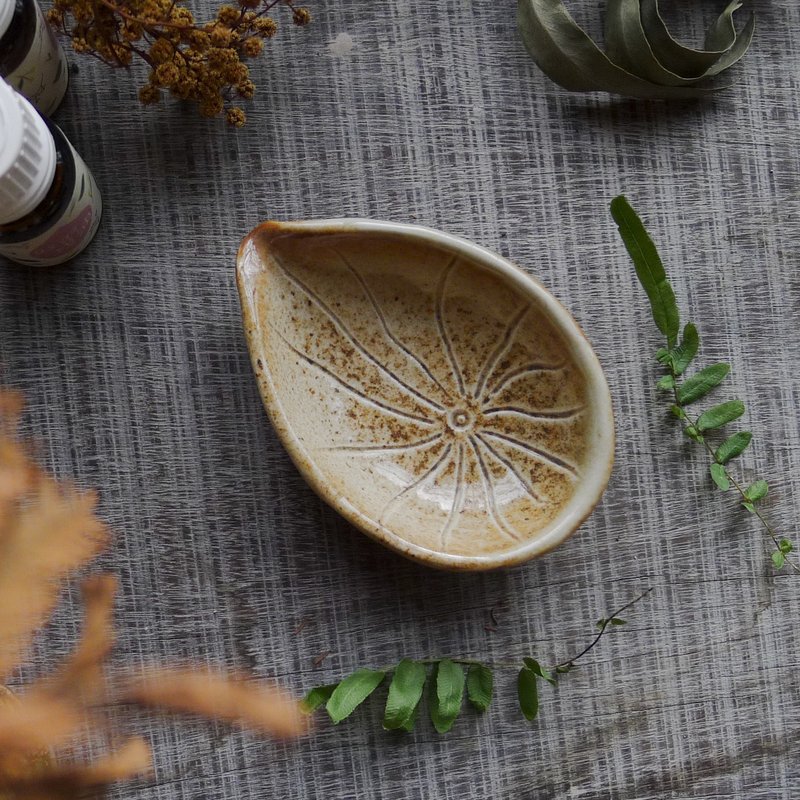 手捏柴烧陶调油钵 繁点叶脉 - 香薰/精油/线香 - 陶 卡其色