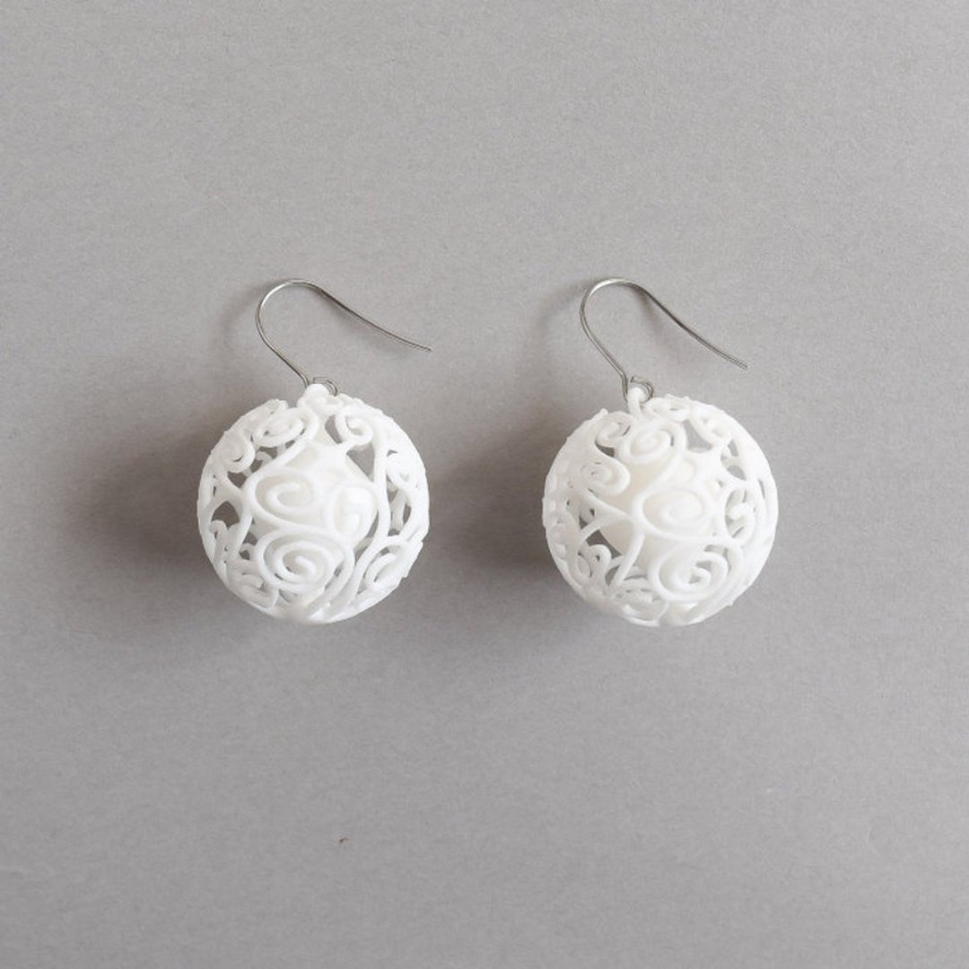 rinceaux earrings - 耳环/耳夹 - 塑料 白色