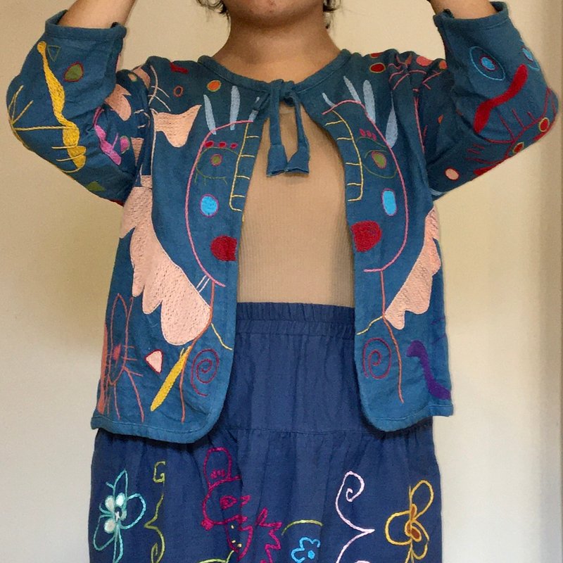 Indigo-dyed cotton jacket with hand-embroidered cats - 女装休闲/机能外套 - 绣线 蓝色
