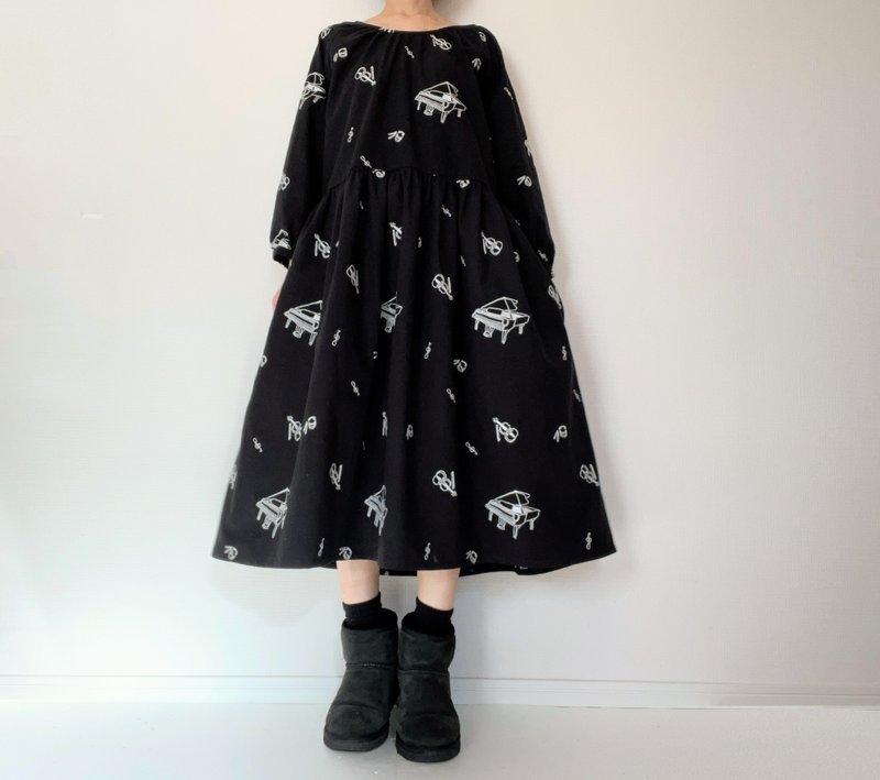 柔和刺绣风花卉图案 ∣ 灯芯绒 ∣ 成熟自然长袖连衣裙 ∣ 秋冬 - 洋装/连衣裙 - 棉．麻 黑色