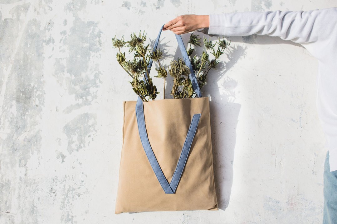 V bag 驼色单肩环保包袋 - 侧背包/斜挎包 - 纸 卡其色