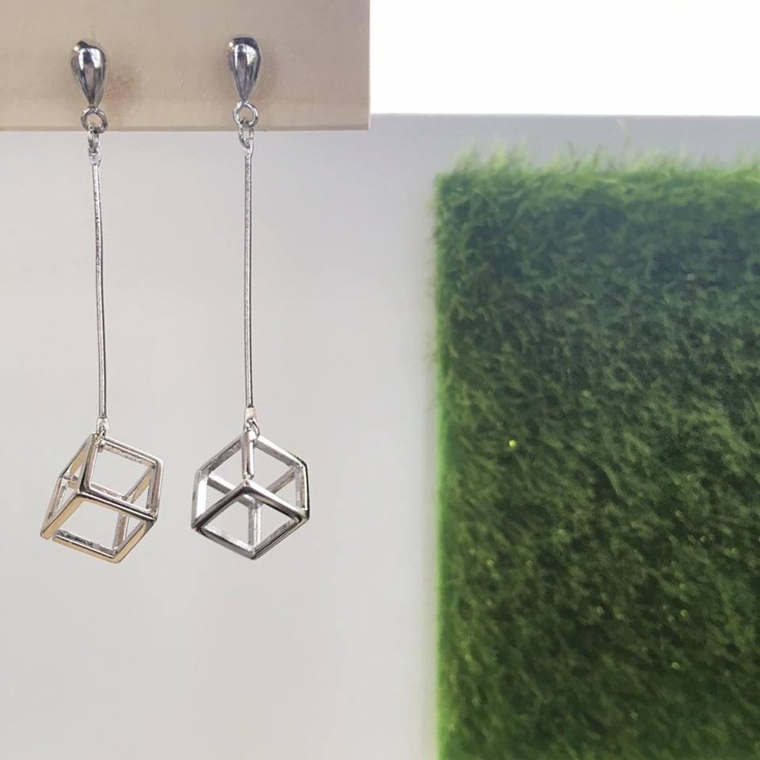 925纯银立方体吊咀耳环 925 Sliver Dropped Cube Earrings - 耳环/耳夹 - 其他金属 银色