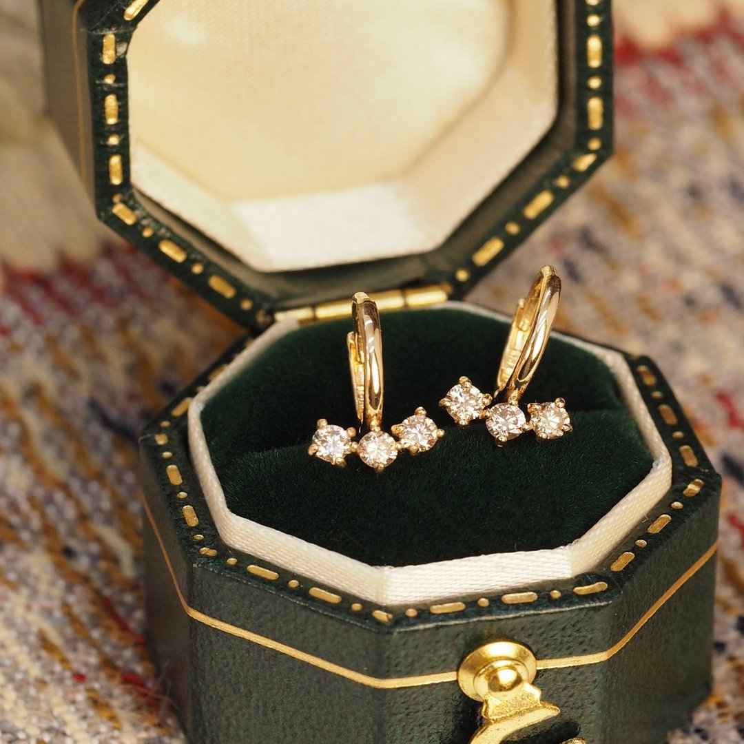 18K金三钻微笑圈圈耳环18K Gold Triple Diamond Smile Hoop Earr - 耳环/耳夹 - 贵金属 