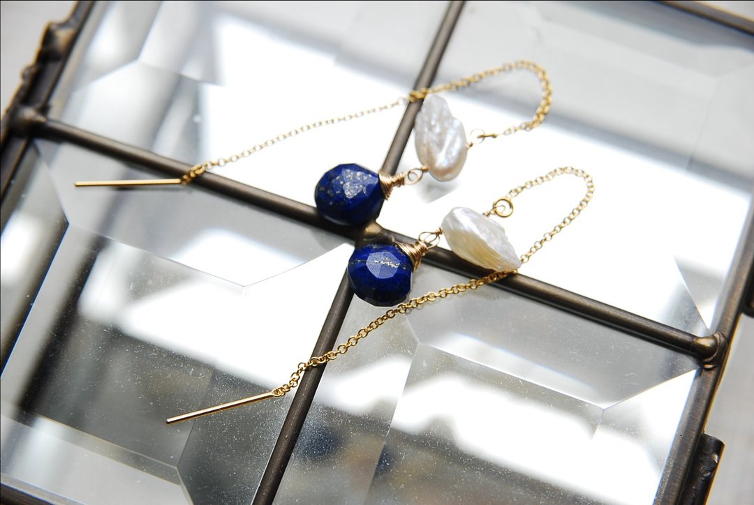 American pierced earrings with lapis lazuli and feather-like pearls 14kgf - 耳环/耳夹 - 宝石 蓝色