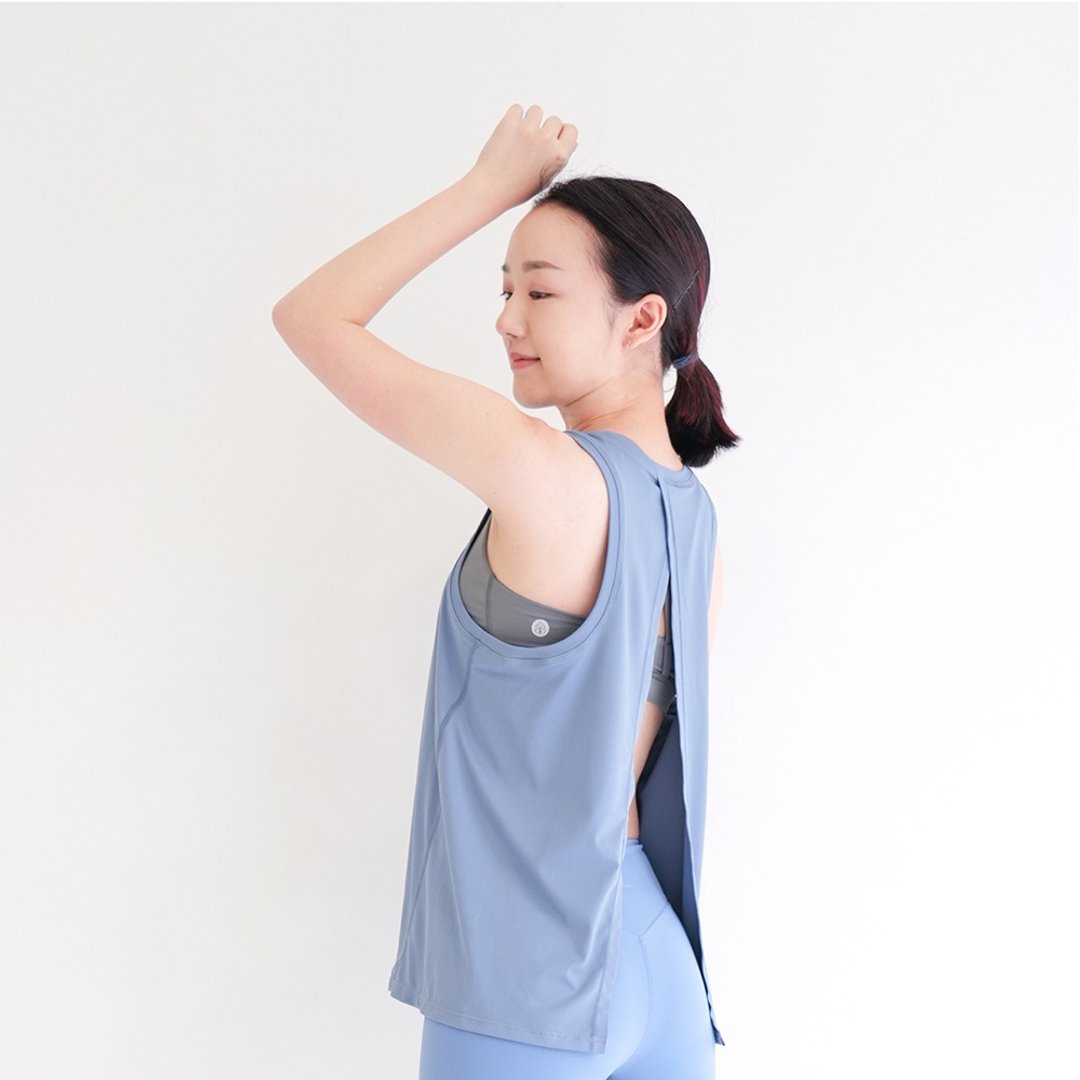 【Mukasa】DURABLE 后背开叉无袖罩衫 - 青花蓝 - MUK-23042 - 女装运动衣 - 其他材质 蓝色