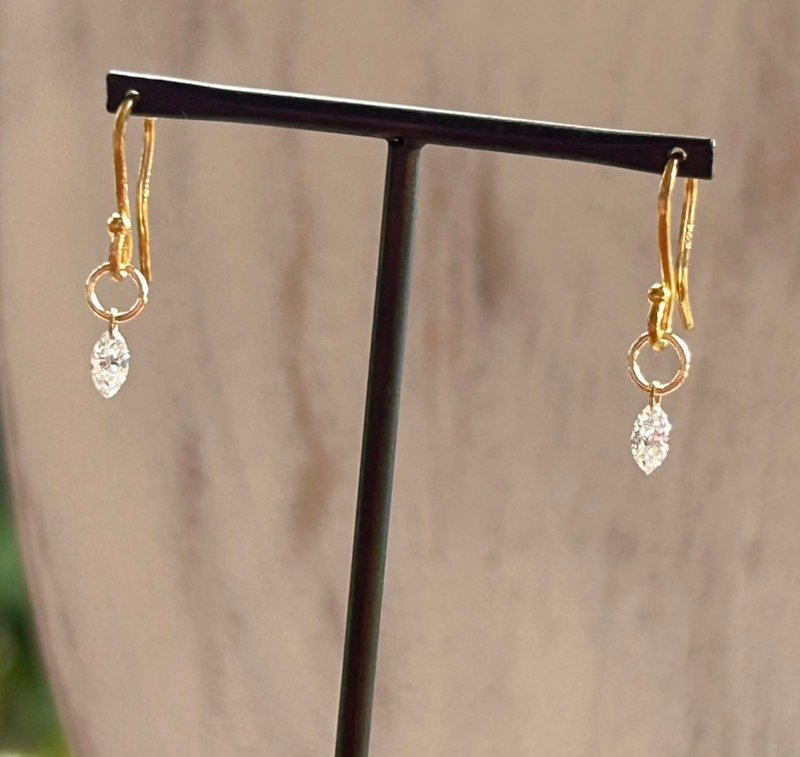 天然钻石 K24 纯金钩式耳环 ◇ 榄尖形切割钻石耳环 ◇ 限定一对 - 耳环/耳夹 - 其他金属 金色