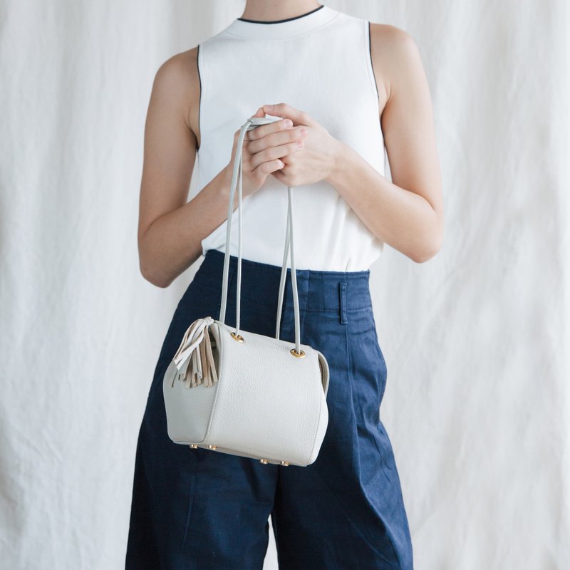 CUDDLE - MINIMAL LEATHER WOMEN SHOULDER BAG -LIGHT GREY - 侧背包/斜挎包 - 真皮 灰色