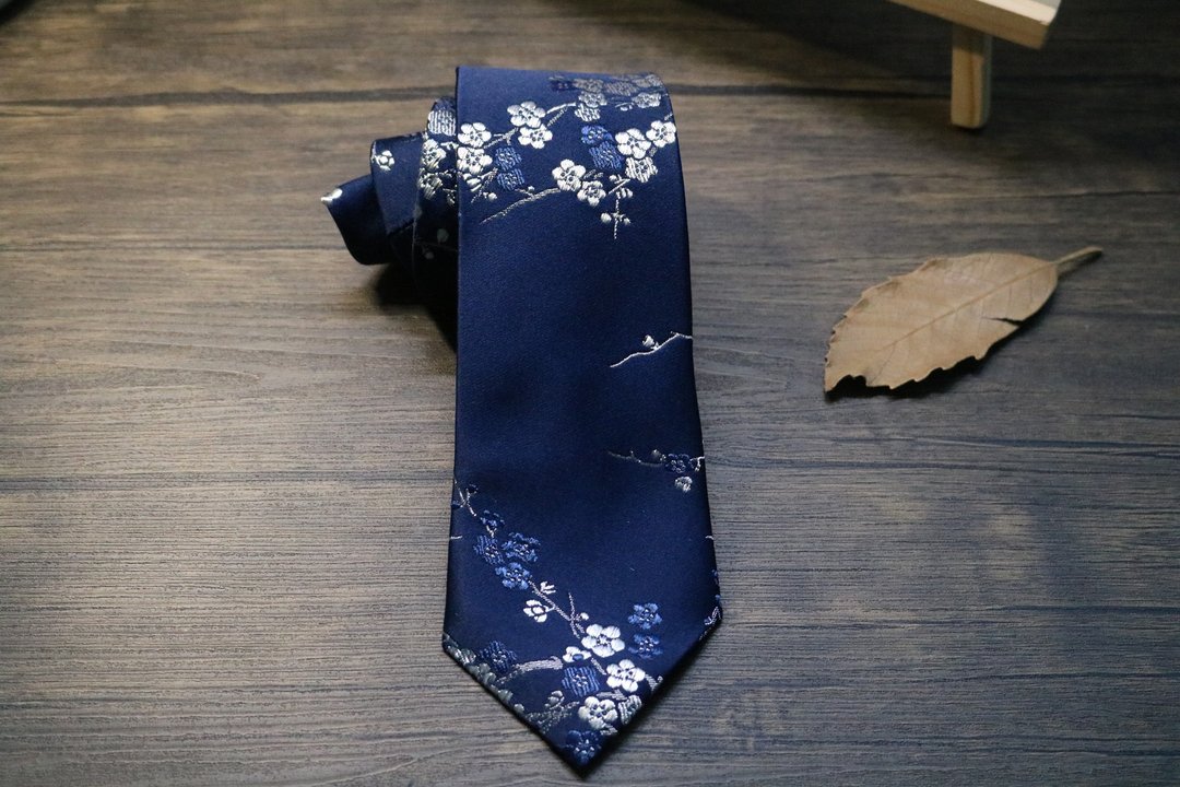 深藍花卉真絲領帶/瑰麗花卉刺繡necktie - 领带/领带夹 - 丝．绢 蓝色