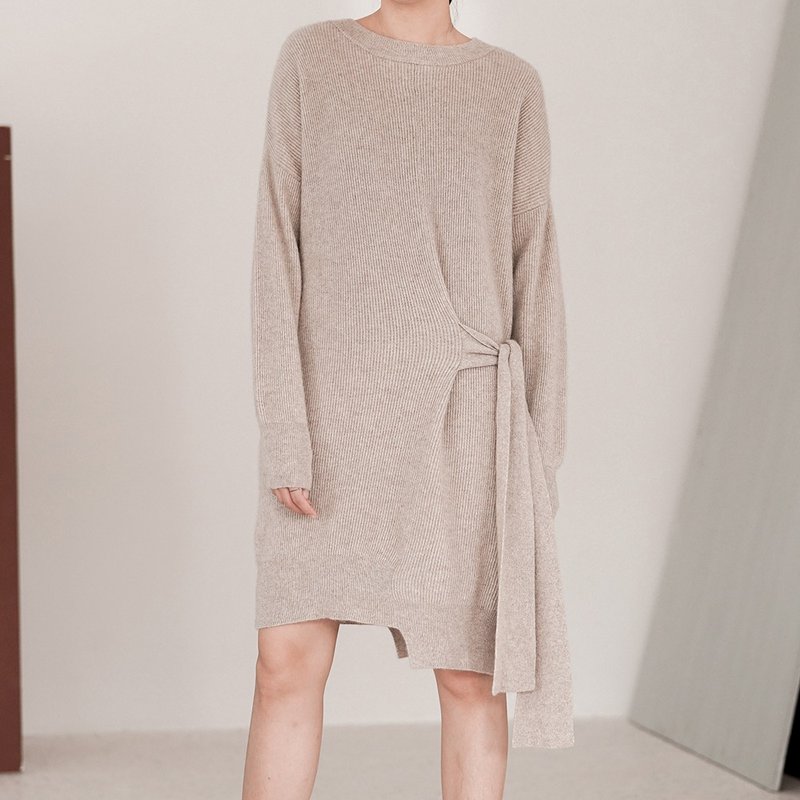 燕麦色 100%Cashmere 高端设计感山羊绒不规则打结毛衣 两色可选 冬日重磅中长款不对称洋装 告别枯燥的无力内搭  | vitatha 番塔塔原创设计 - 洋装/连衣裙 - 羊毛 卡其色