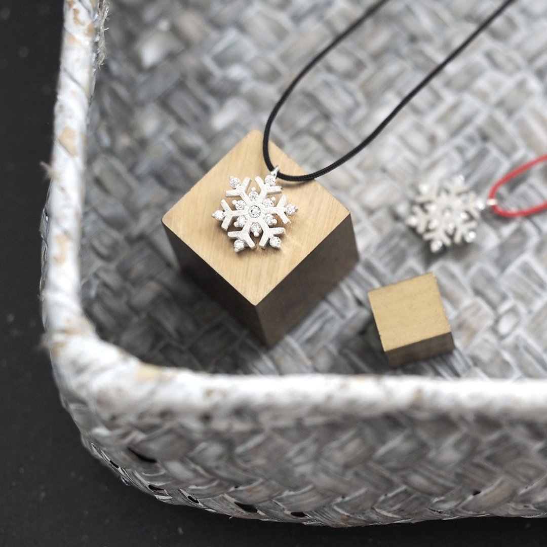Matte Snowflake String Necklace Silver 925 - 项链 - 其他金属 银色