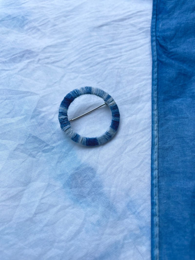 圆形蓝染渐变扣针—小03 - 胸针 - 绣线 蓝色