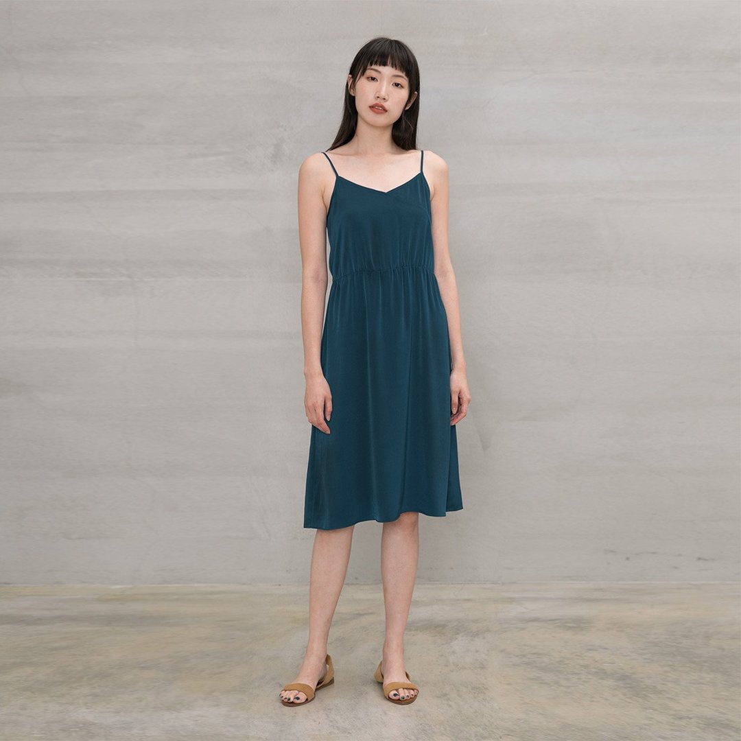 悠然漫步丝光细肩带洋装 Dolce Far Niente Silky Dress D171 - 洋装/连衣裙 - 聚酯纤维 多色