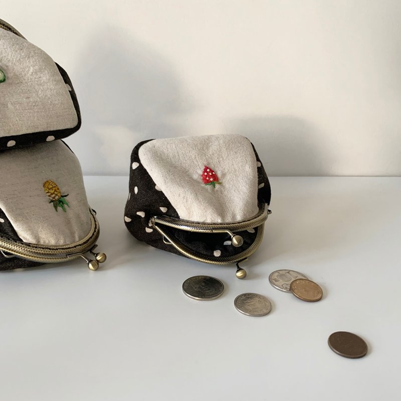 FRUITS 水果口金包【黑色水玉草莓】 - 零钱包 - 绣线 黑色