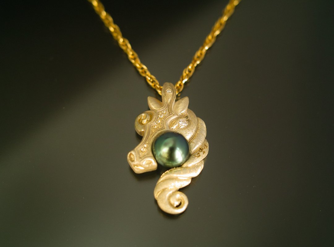 YOKAI Horse Pendant Top Sagari 10K YG with South Sea Pearl x Moissanite - 项链 - 珍珠 金色