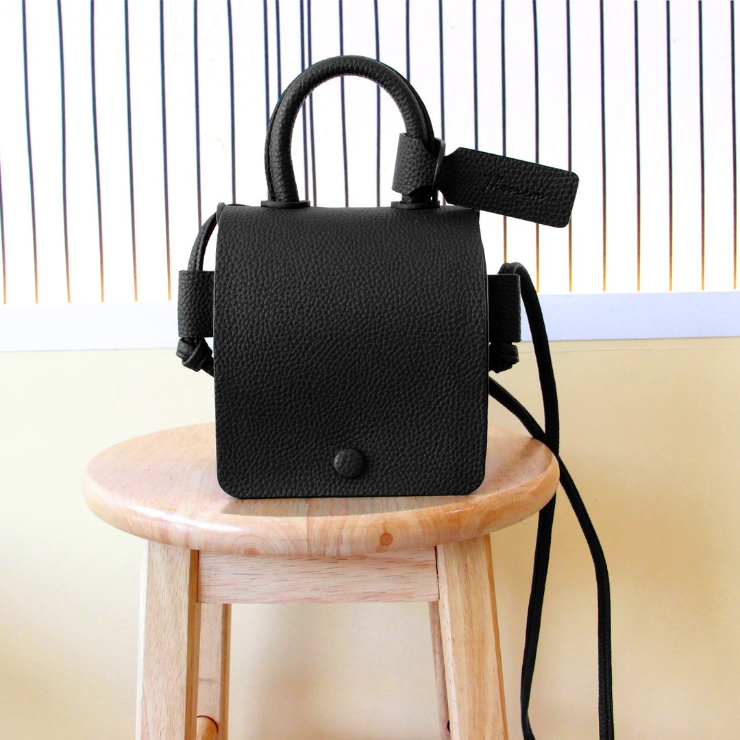 Semi triangle crossbody- black color - 手提包/手提袋 - 人造皮革 黑色