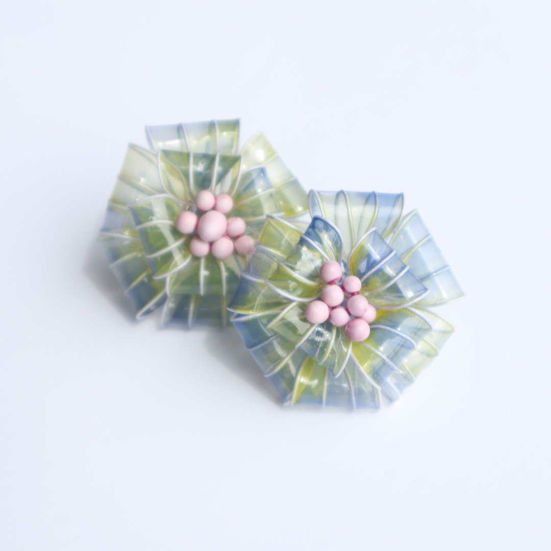Ribbon flower earring green and yellow - 耳环/耳夹 - 其他材质 紫色