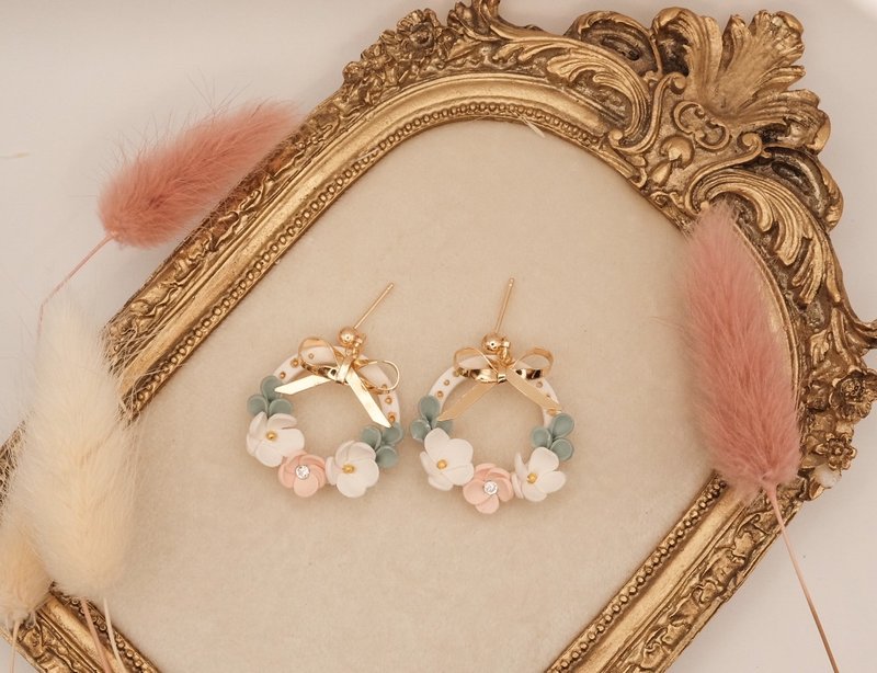 雪映花圈/软陶耳环/手工耳环 耳针耳夹 金色圣诞 - 耳环/耳夹 - 其他材质 白色