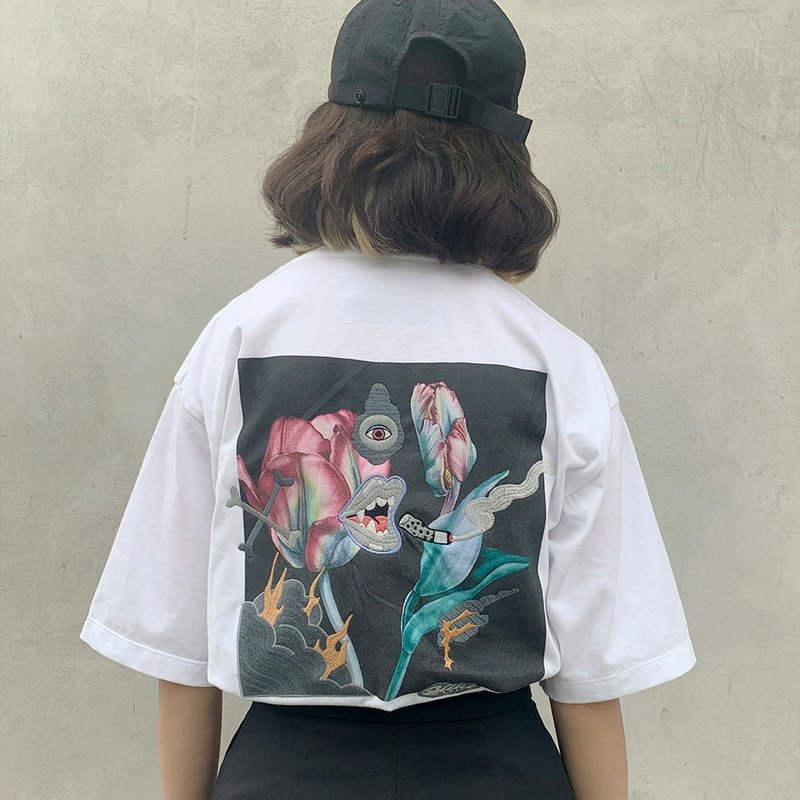 White Cotton T-Shirt Flower Printed Embroidered Graphic Design - 女装 T 恤 - 棉．麻 白色