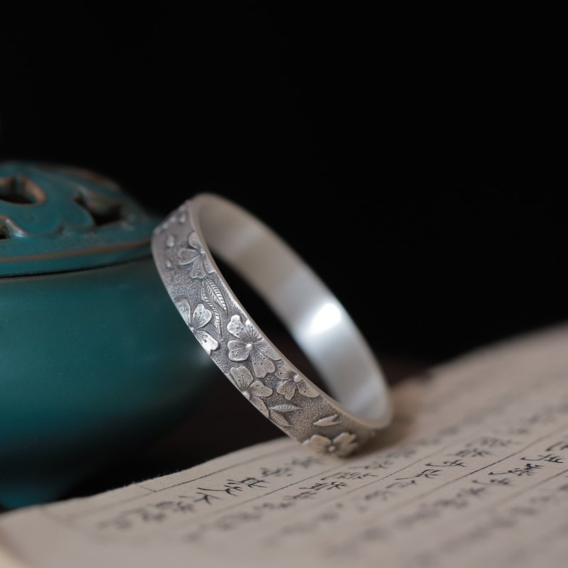 手作纯银浅浮雕樱花手环 - 手链/手环 - 纯银 银色