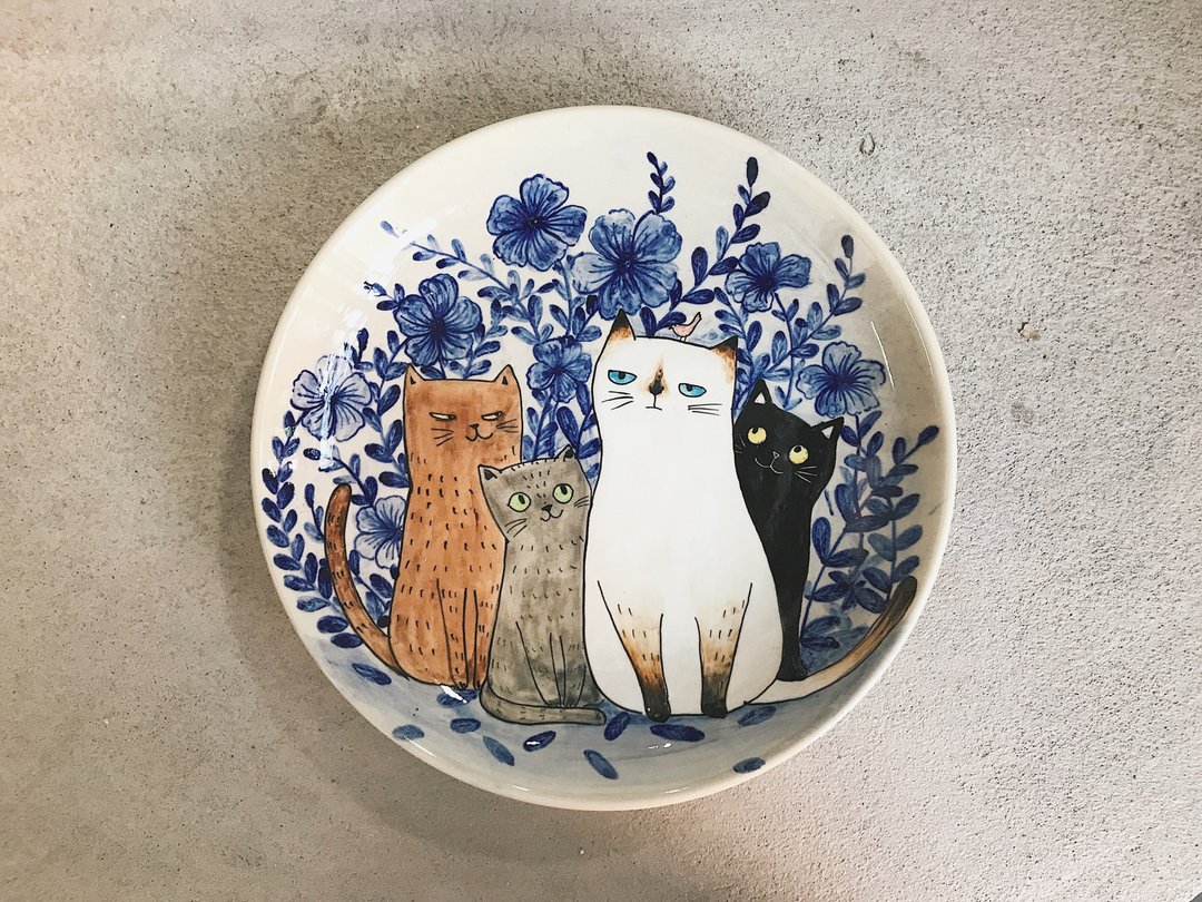 VILAN cat hand-painted plate / Kathi and the gang / 10 inch - 墙贴/壁贴 - 陶 多色
