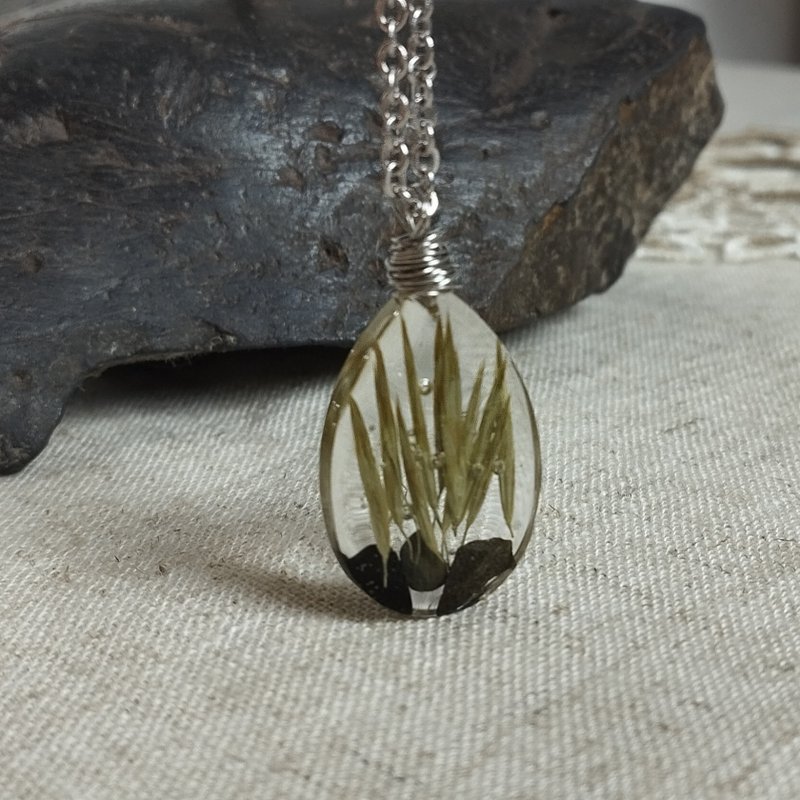 不锈钢链上挂着透明树脂吊坠。手工干植物项链 - 项链 - 树脂 透明