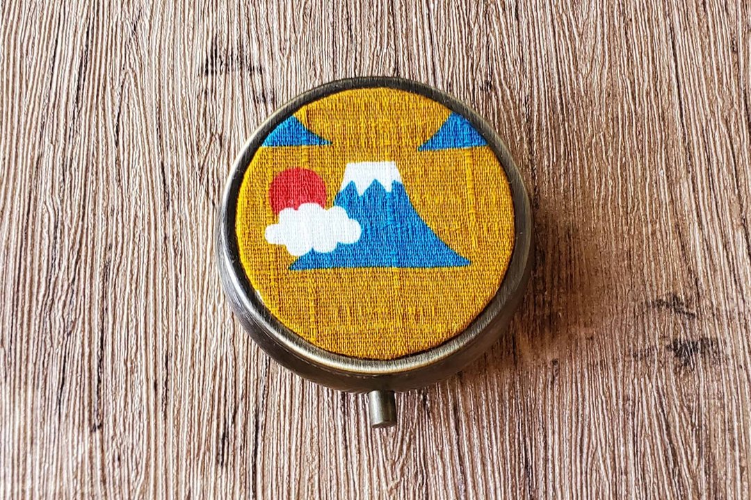 限量款 日本富士山 5cm小药盒  分格药盒  迷你携带式 收纳盒 - 收纳用品 - 棉 