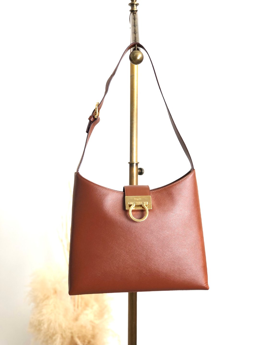 【 日本直送 名牌中古包 】Salvatore Ferragamo 侧背包 棕色 Gancini 皮革 腋下包 xfdst7 - 侧背包/斜挎包 - 真皮 咖啡色