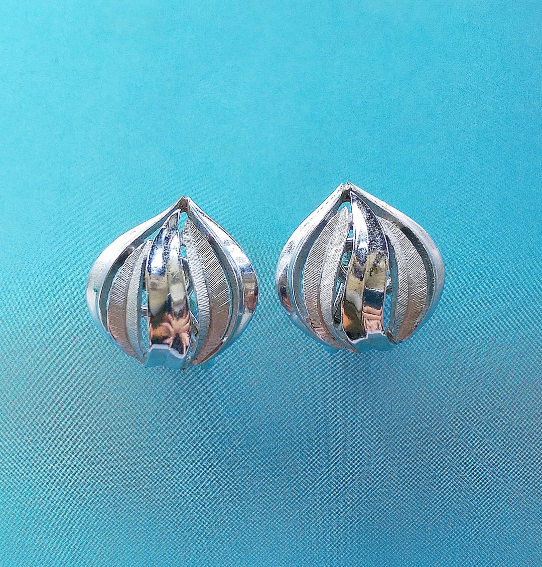 Vintage Jewelry 西洋古董饰品 TRIFARI 小巧 银色栗子 夹式耳环 - 耳环/耳夹 - 其他金属 白色