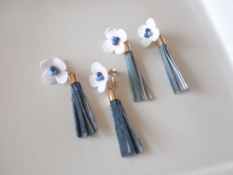 Flower and tassel earrings / earring / denim - 耳环/耳夹 - 粘土 蓝色