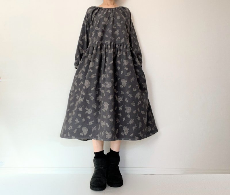 柔和刺绣风花卉图案 ∣ 灯芯绒 ∣ 成熟自然长袖连衣裙 ∣ 秋冬 - 洋装/连衣裙 - 棉．麻 黑色