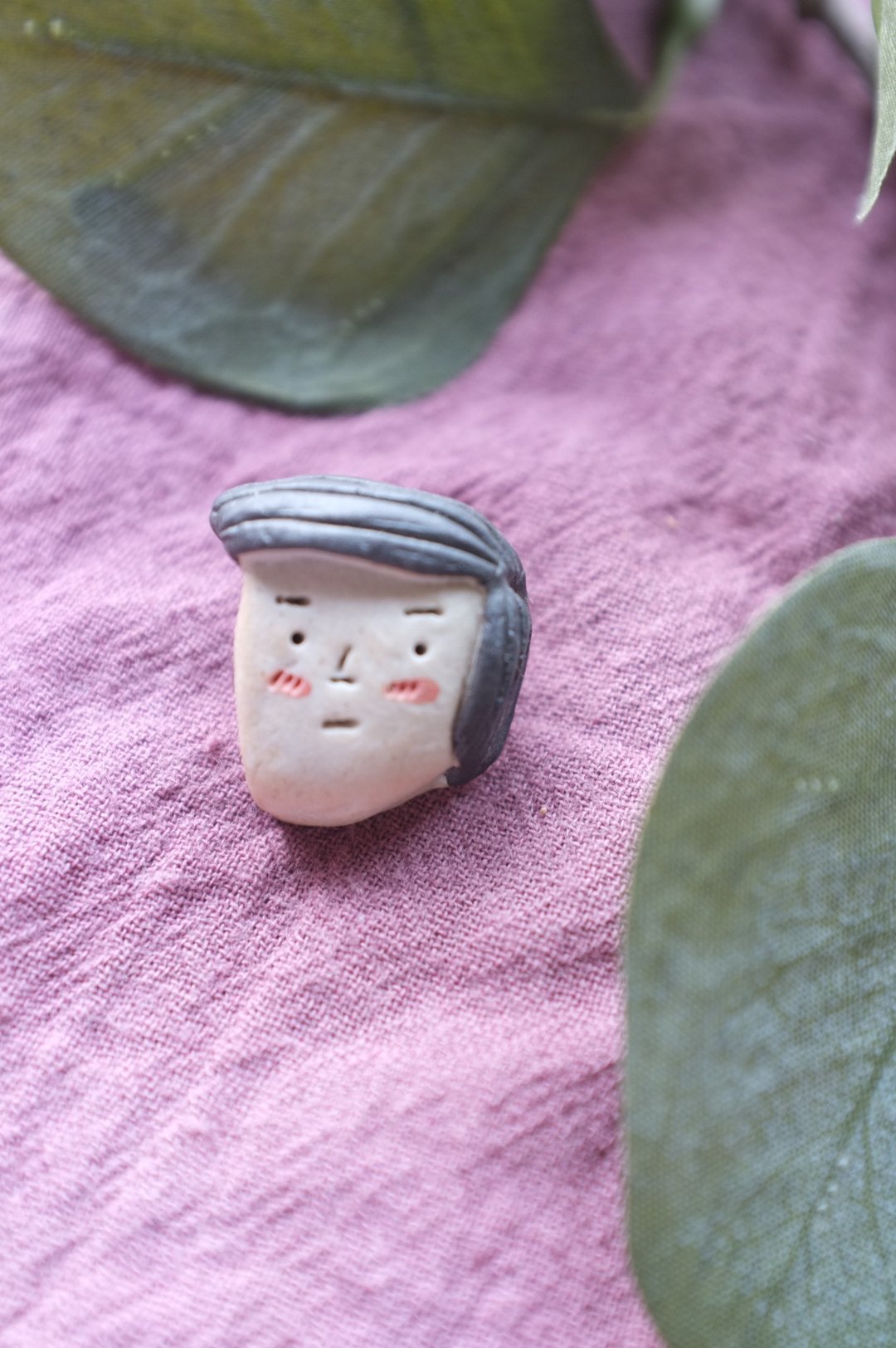 ceramic brooch / handmade / boy - 胸针 - 陶 白色