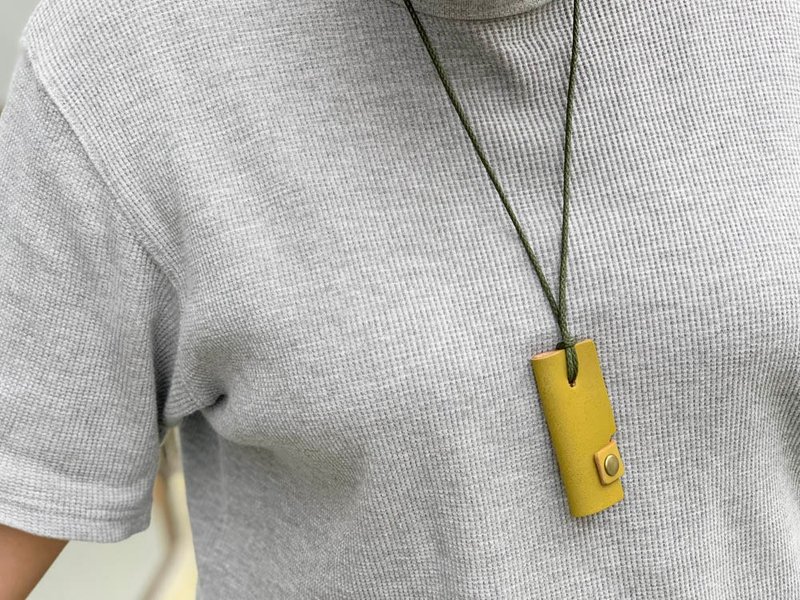 OTONA　自然派アースカラーの山葵色がステキ　オトナカギッコキーホルダー　後ろ姿もステキ　OKK-OOO-O - 钥匙链/钥匙包 - 真皮 绿色