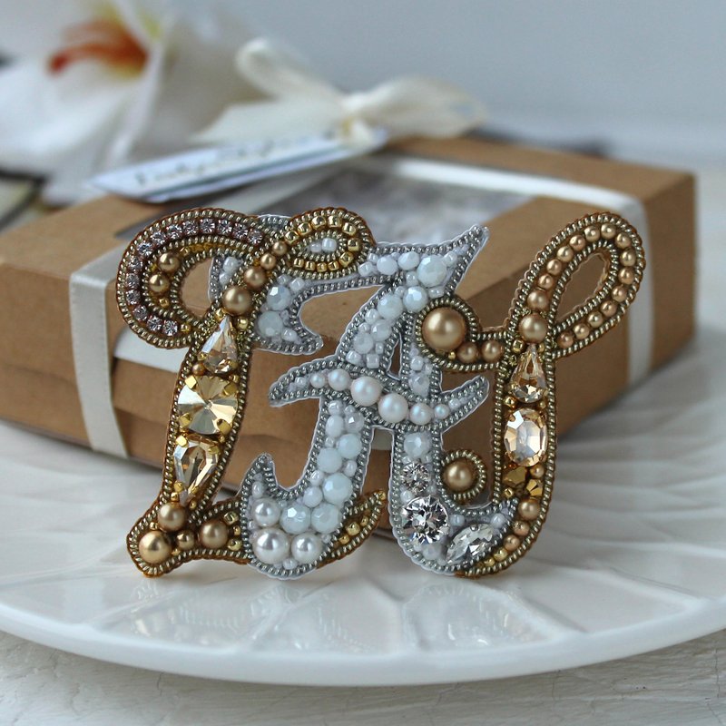 Custom Beaded Gold Letter Brooch.Embroidered Initial Brooch.Customized Gift - 胸针 - 珍珠 白色