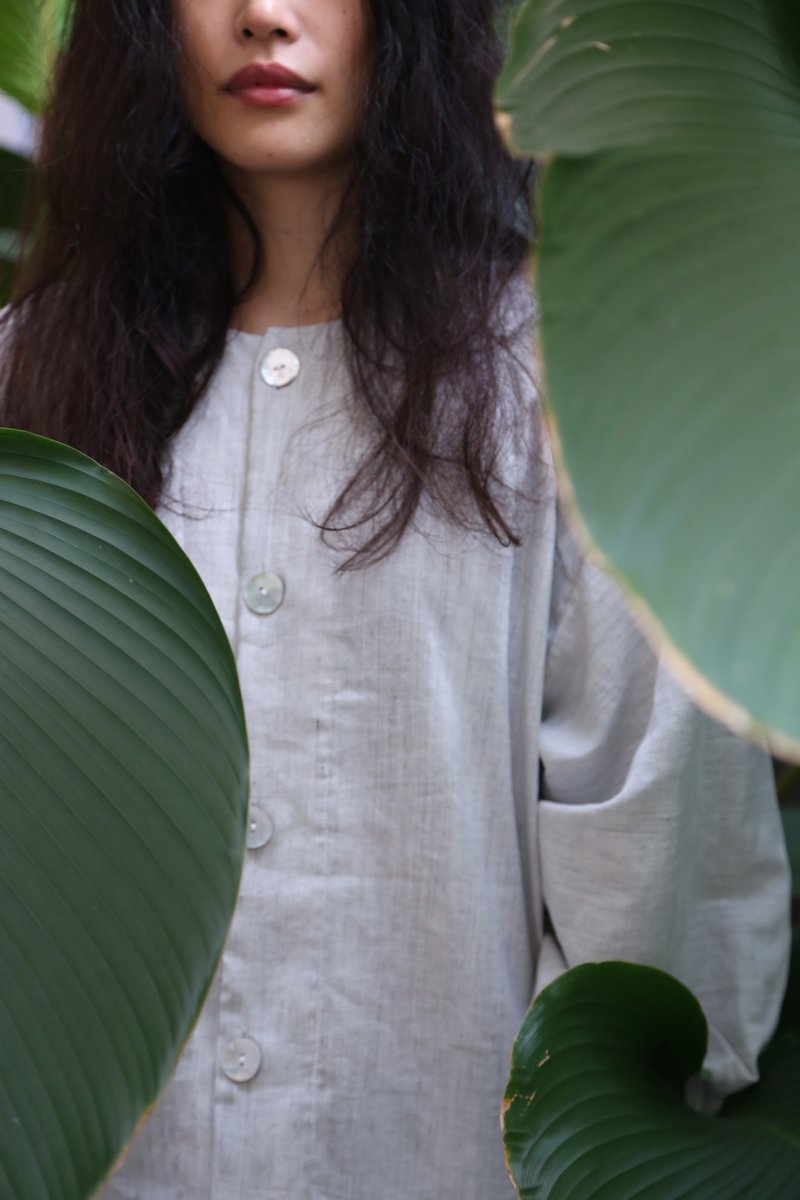 中性圆领拉克兰落肩宽袖衬衫--灰白纱织.棉麻/前长后短 - 男装衬衫 - 棉．麻 