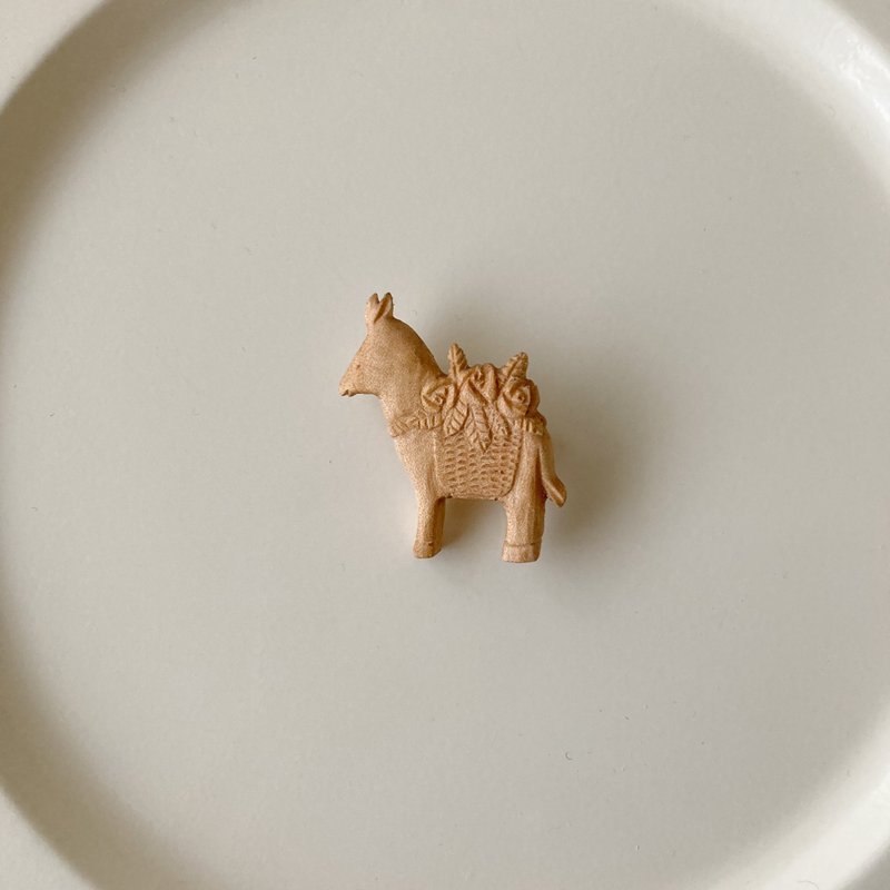 驴子花篮 | 木雕别针 (订制商品) 【下单后 1 个月内出货】 - 胸针 - 木头 卡其色