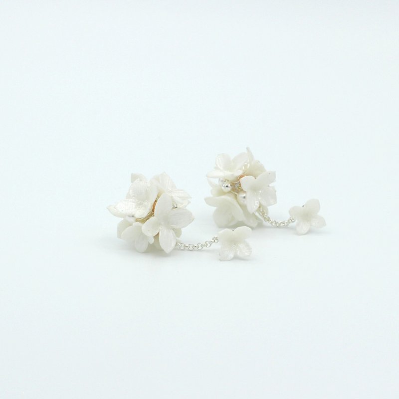 Pamycarie春夏树脂黏土珍珠白色绣球花925纯银耳环 - 耳环/耳夹 - 粘土 白色