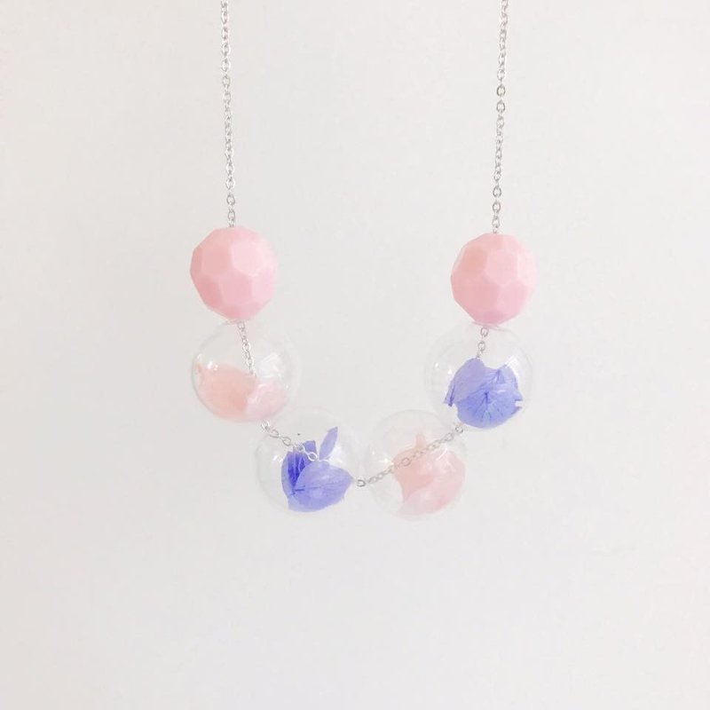 LaPerle 初夏 粉紫粉红 不凋花 保鲜花  几何 玻璃珠 泡泡 圆珠 透明 项链 颈链 项链 颈链 生日礼物 Preserved Flower Purple Pink Glass Ball Necklace - 颈链 - 玻璃 粉红色