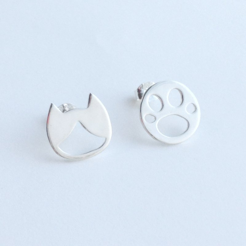 [Order production] Stud Earrings / Silver Cat (Hachiware) and meat balls motif Ashinmetoridezain - 耳环/耳夹 - 其他金属 银色