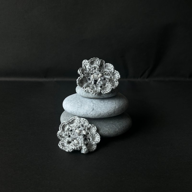 | 茷 | 耳针 | #224 | 手刺绣钩织星蕊花耳环 - 耳环/耳夹 - 绣线 银色