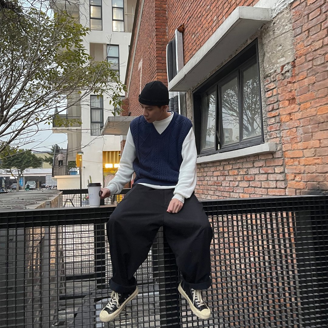 RLRM|新款构思针织毛衣无袖马甲纽纹藏青卡其宽松落肩v造型背心 - 男装针织衫/毛衣 - 棉 蓝色