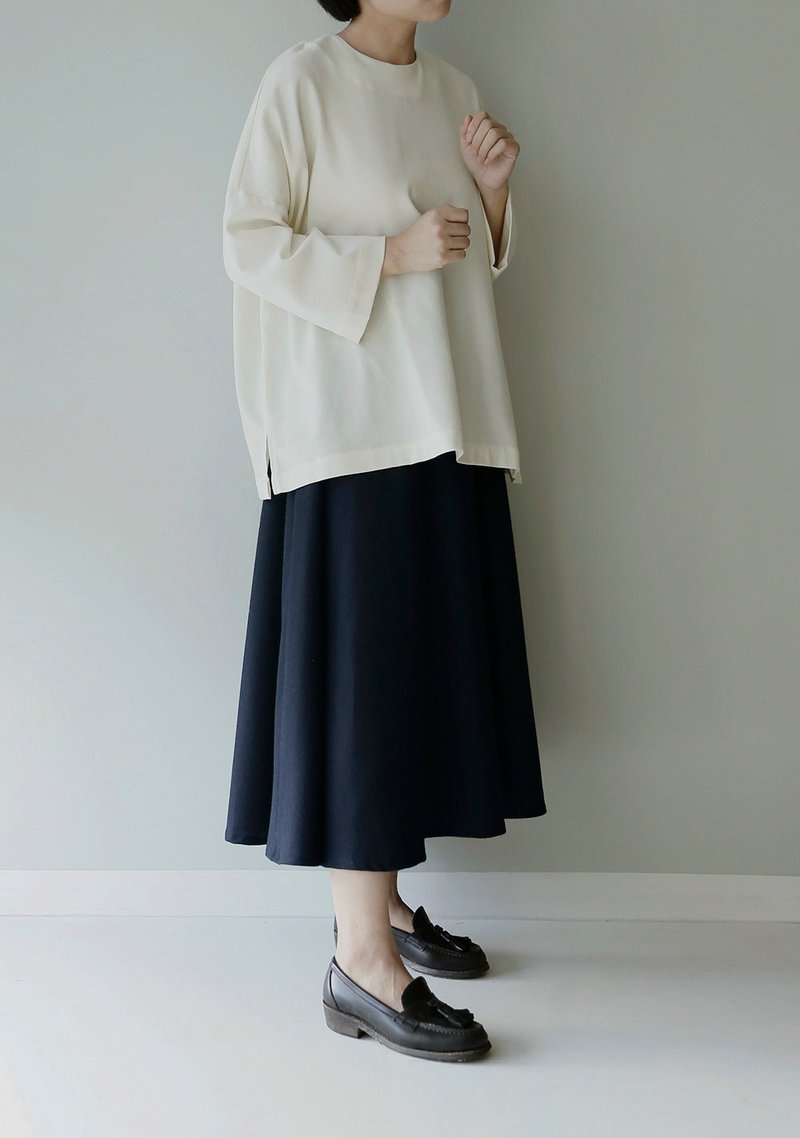 温润如玉  精致小圆领宽松风格廓形上衣 日本制奶白色羊毛绉纱 - 女装上衣 - 羊毛 白色