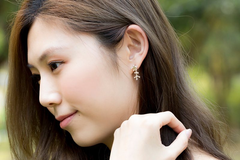 微清新水花耳针II (不对称) - 耳环/耳夹 - 其他金属 银色