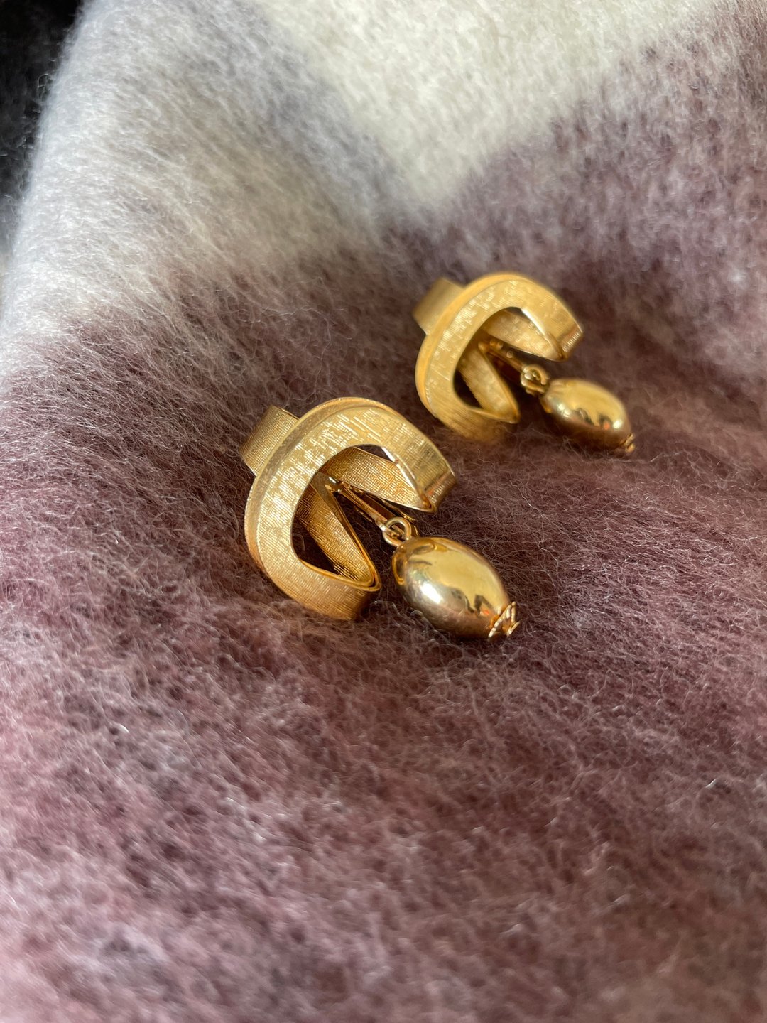 古董金色刷纹垂坠水滴夹式耳环 C554 - 耳环/耳夹 - 其他金属 金色