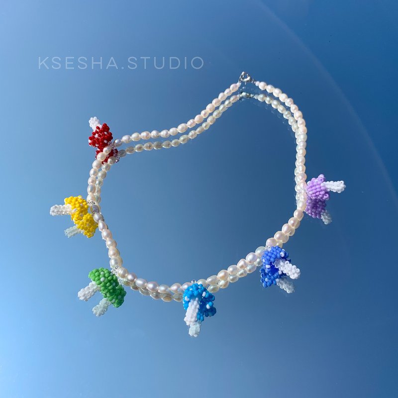 由珍珠和蘑菇珠制成的颈链。 作者的首饰。 珍珠项链 - 颈链 - 其他材质 多色