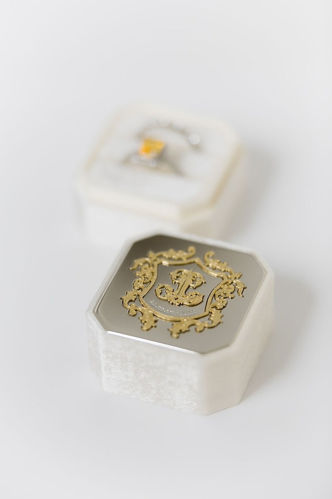 绒面戒指盒 - OCTAGON GRAND - 复古风格手工烫印求婚戒盒 - 戒指 - 其他材质 金色