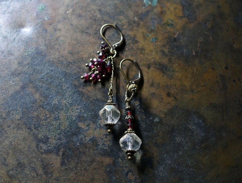 复古极光车制水晶与石榴石不对称耳环 - 耳环/耳夹 - 玻璃 金色